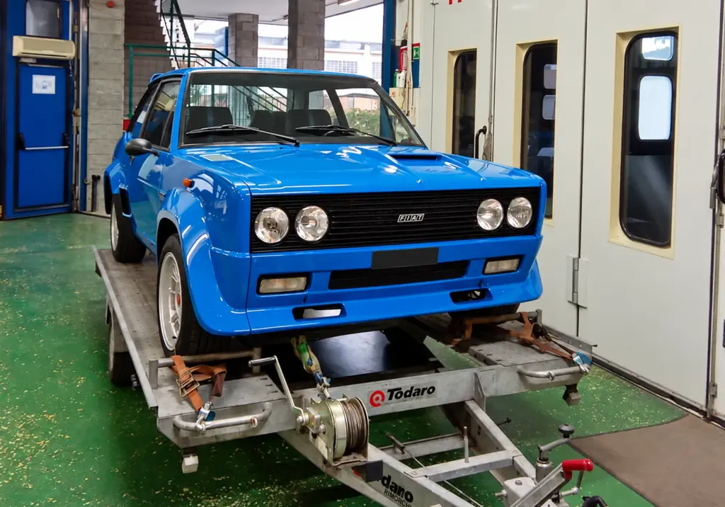 Fiat 131 Abarth blu consegna al cliente