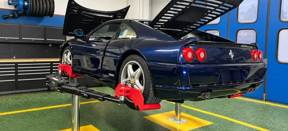 Ferrari F355 Berlinetta su ponte a scomparsa