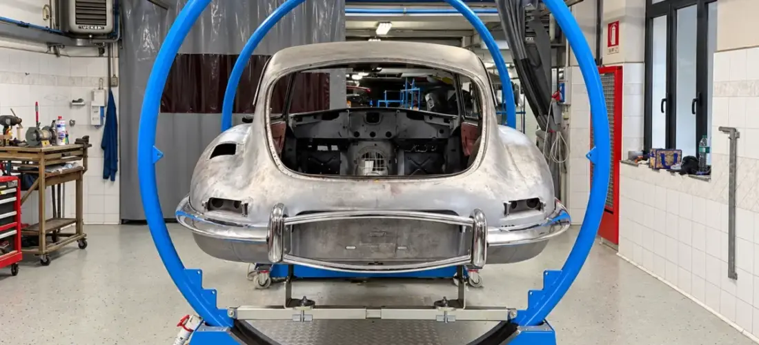 Jaguar E Type su banco rotante a 360°