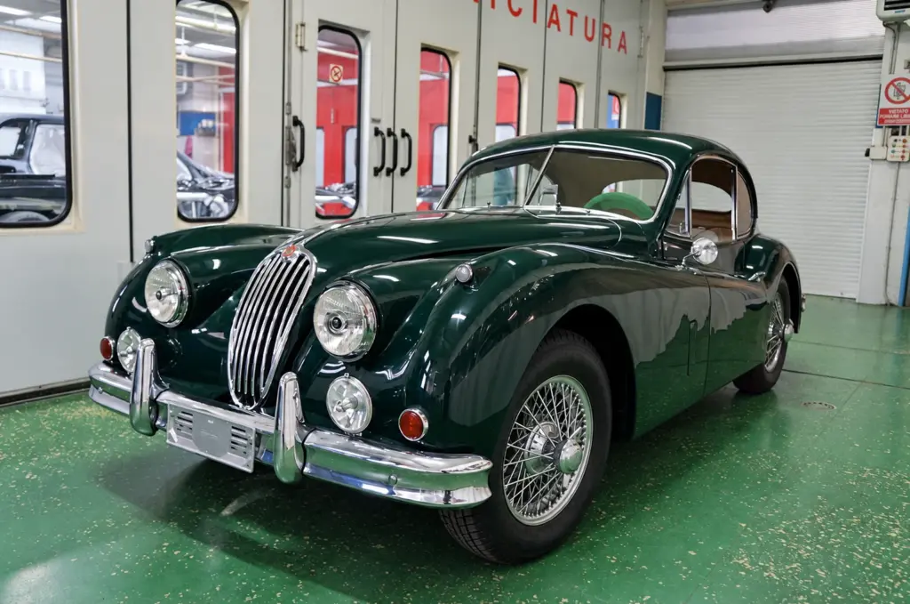 Jaguar XK140 verde – vista anteriore di tre quarti Jaguar XK140 verde scuro