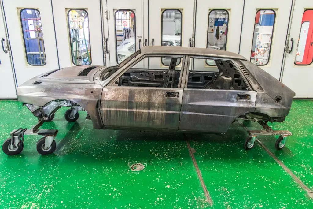 Fiancata della Lancia Delta Integrale durante la lavorazione di carrozzeria