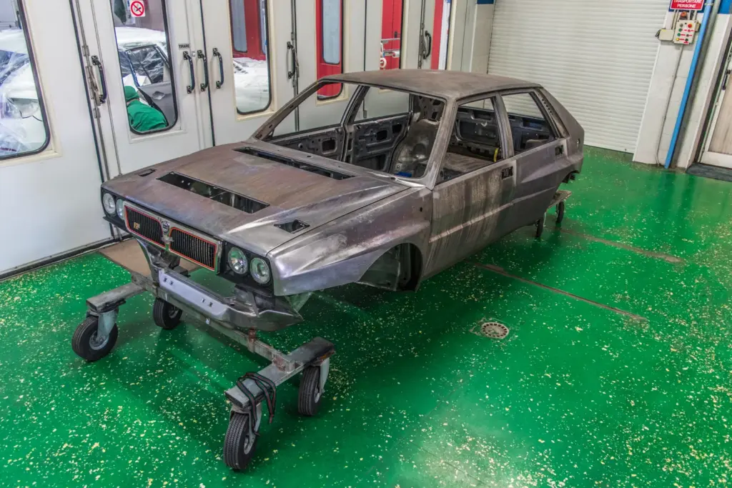 Preparazione della scocca della Lancia Delta Integrale