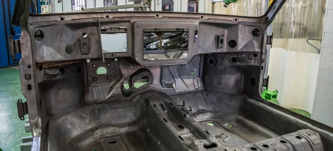 Scocca di Lancia Delta Evo durante il restauro in carrozzeria